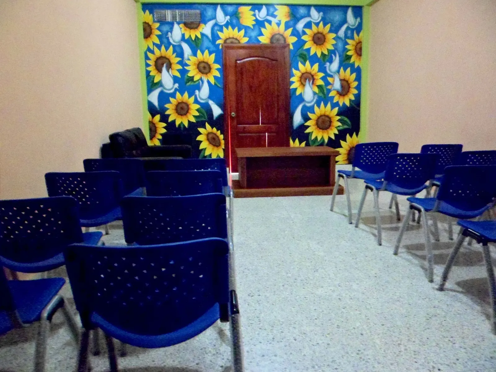 Capilla iluminada con ambiente cálido