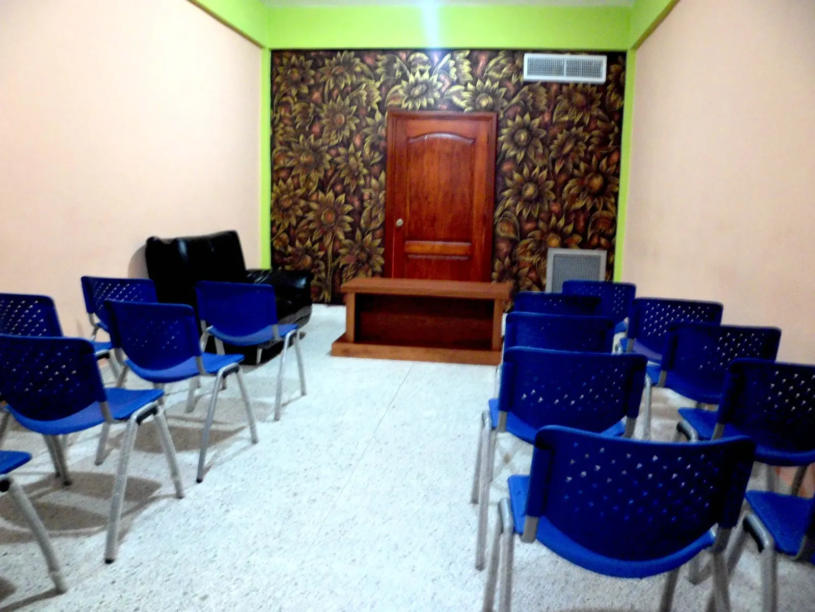 Capilla con puerta de madera tallada
