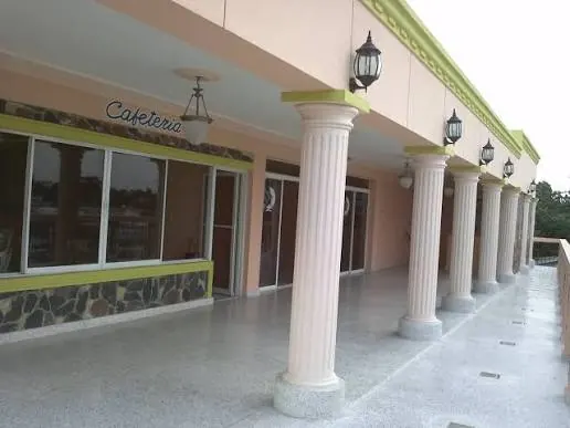 Corredor con columnas y cafetería