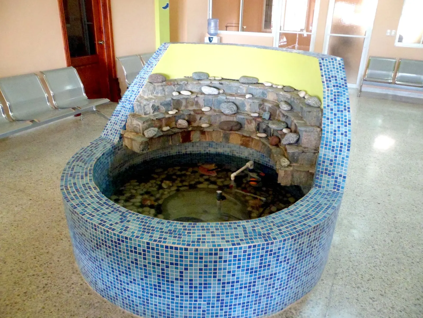 Fuente interior que da serenidad al ambiente