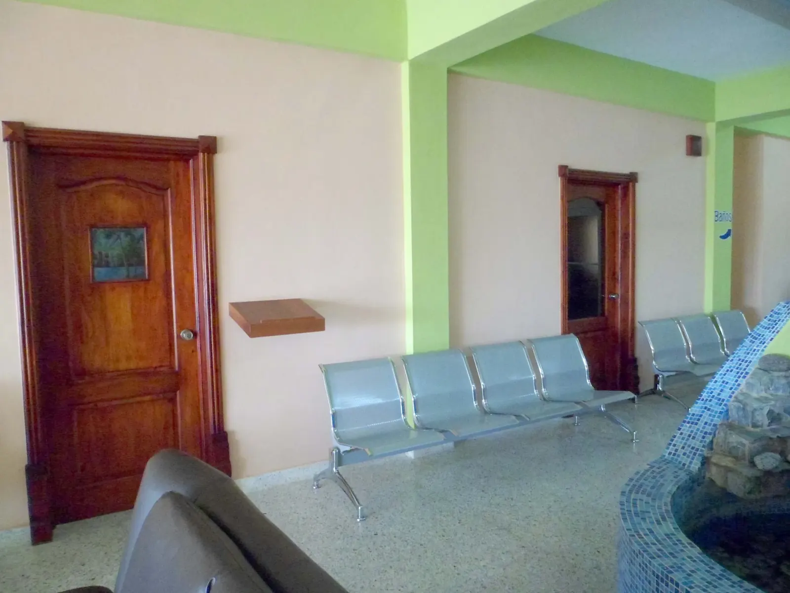 Sala de espera amplia y confortable